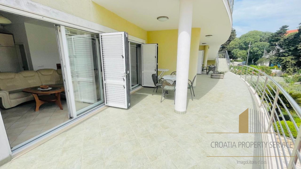 Wunderschöne Apartmentvilla, erste Reihe zum Meer in Zadar!