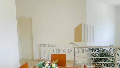 Wunderschöne Apartmentvilla, erste Reihe zum Meer in Zadar!
