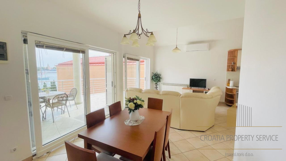 Wunderschöne Apartmentvilla, erste Reihe zum Meer in Zadar!