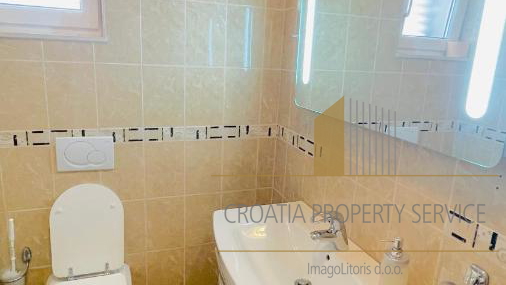 Wunderschöne Apartmentvilla, erste Reihe zum Meer in Zadar!