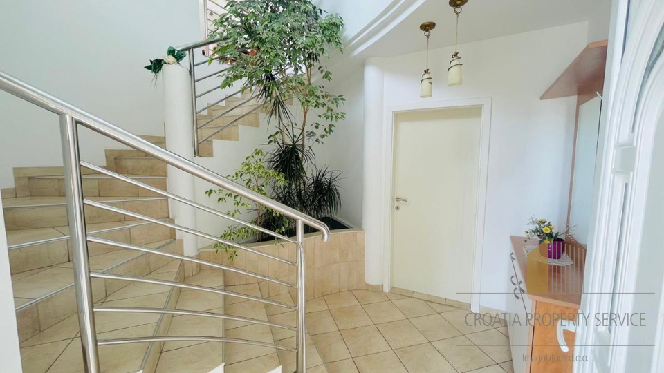 Wunderschöne Apartmentvilla, erste Reihe zum Meer in Zadar!