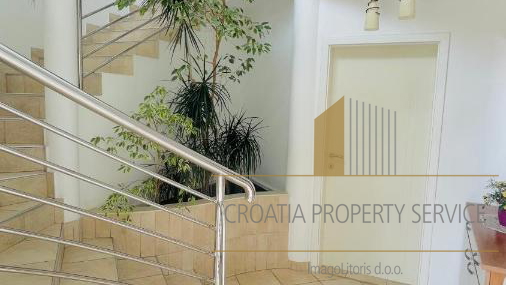 Wunderschöne Apartmentvilla, erste Reihe zum Meer in Zadar!