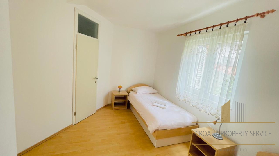 Wunderschöne Apartmentvilla, erste Reihe zum Meer in Zadar!
