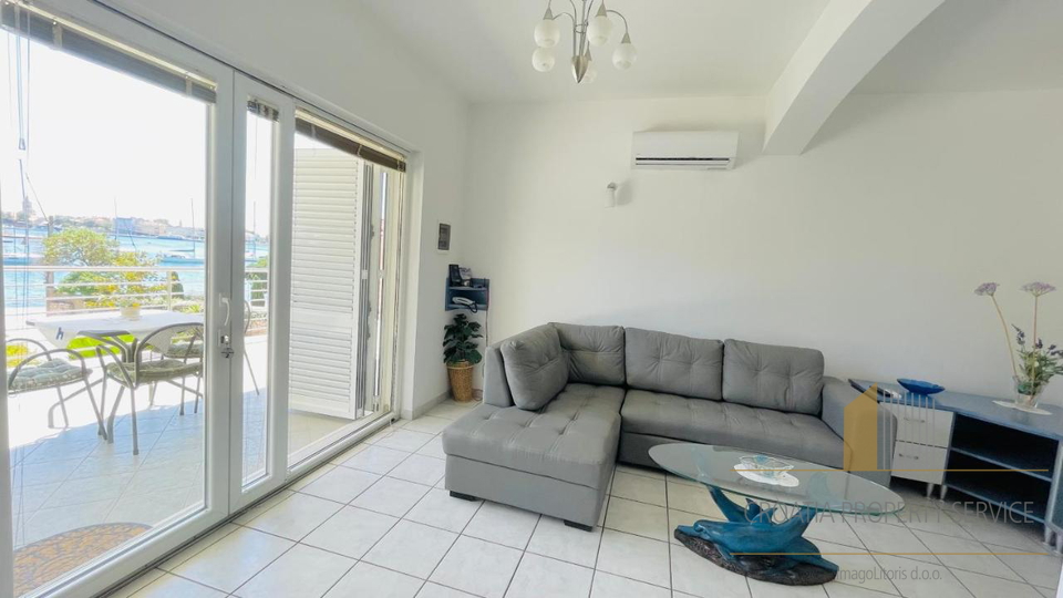 Wunderschöne Apartmentvilla, erste Reihe zum Meer in Zadar!