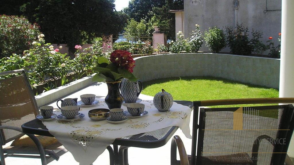 Wunderschöne Apartmentvilla, erste Reihe zum Meer in Zadar!