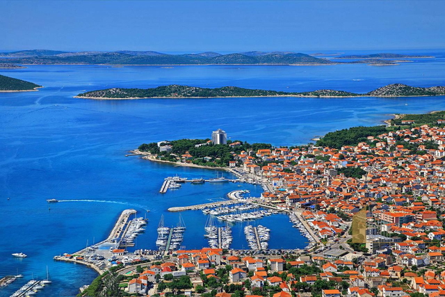 Luksuzni dvoetažni stan s bazenom, krovnom terasom i pogledom na more  - Vodice!