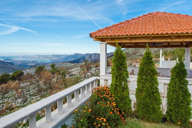 Luxury villa with panoramic views of the city, sea, and islands near Split!