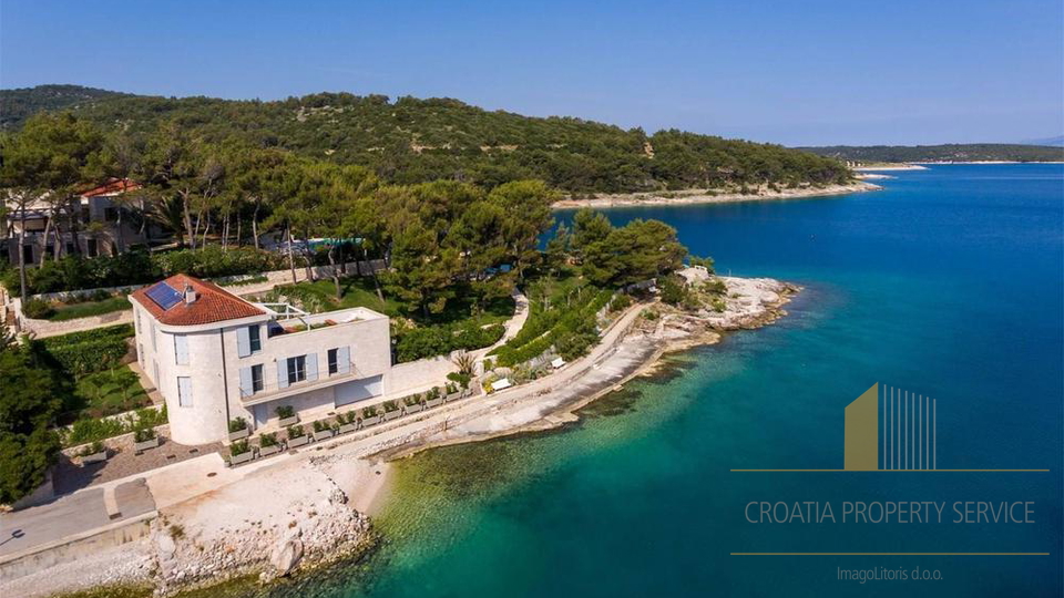 Villa di lusso con design premiato in prima linea sul mare - isola di Brač!
