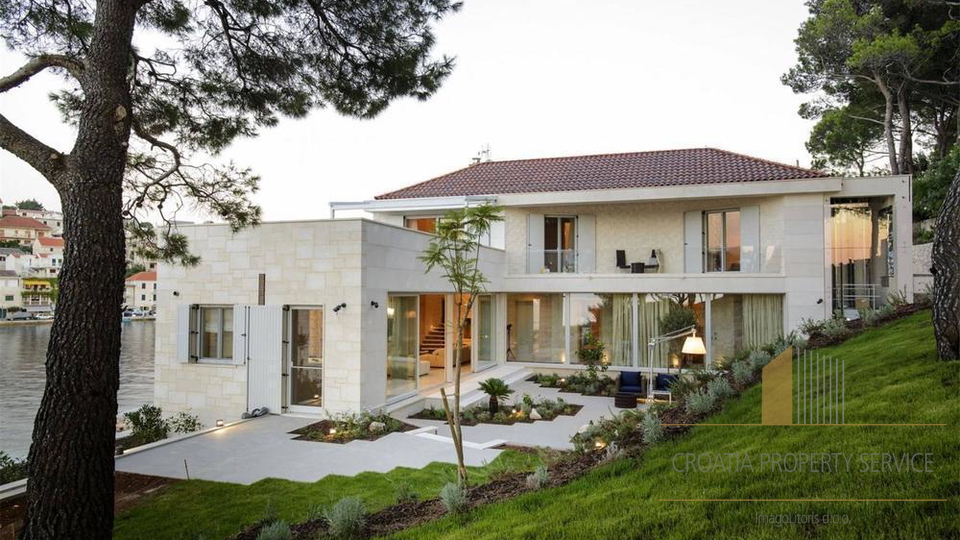 Villa di lusso con design premiato in prima linea sul mare - isola di Brač!