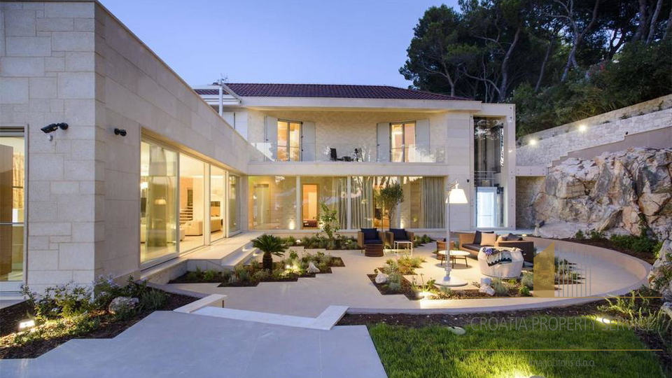 Villa di lusso con design premiato in prima linea sul mare - isola di Brač!