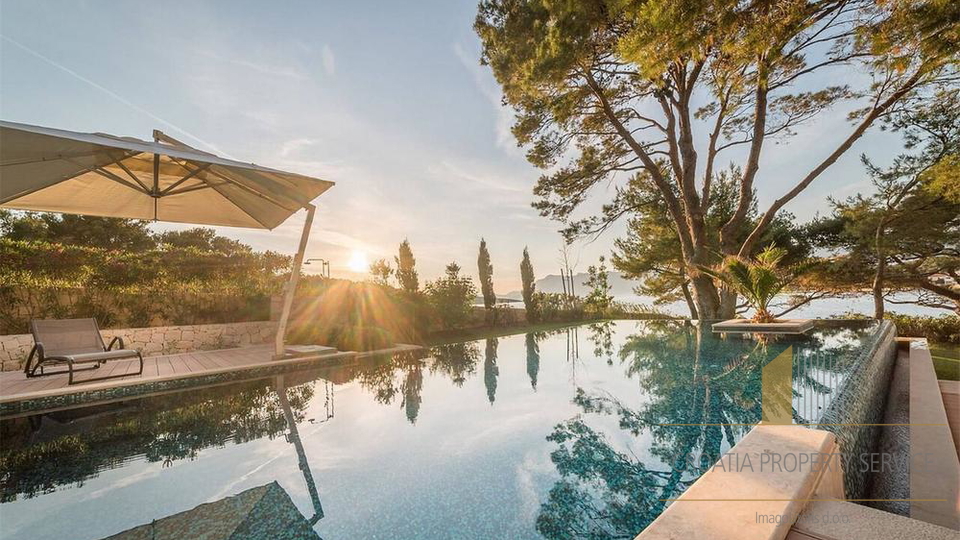 Villa di lusso con design premiato in prima linea sul mare - isola di Brač!