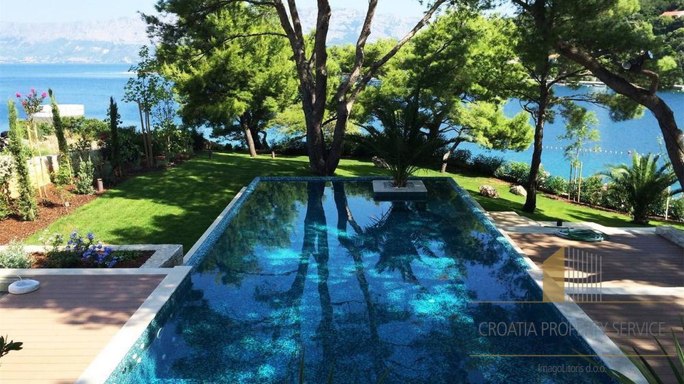Villa di lusso con design premiato in prima linea sul mare - isola di Brač!