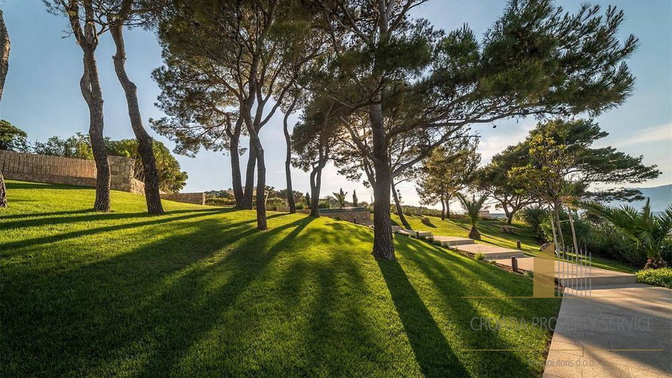 Villa di lusso con design premiato in prima linea sul mare - isola di Brač!