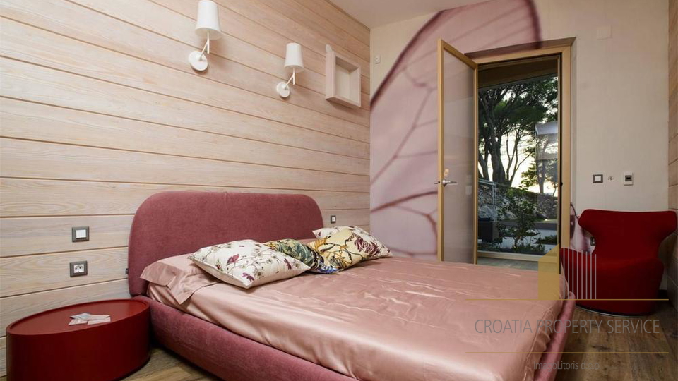 Villa di lusso con design premiato in prima linea sul mare - isola di Brač!