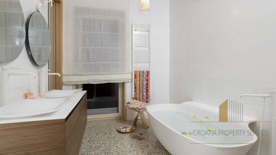 Villa di lusso con design premiato in prima linea sul mare - isola di Brač!