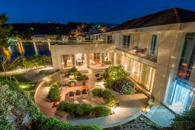 Villa di lusso con design premiato in prima linea sul mare - isola di Brač!
