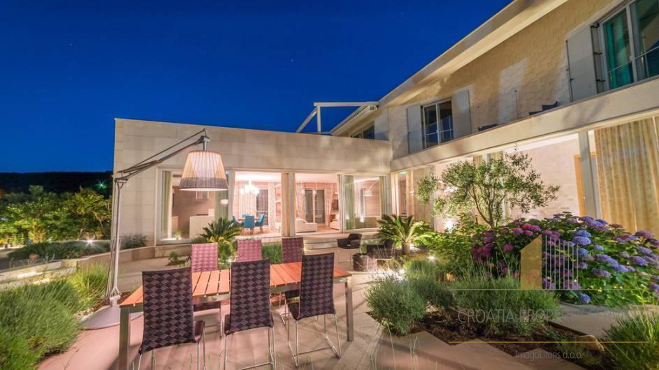 Villa di lusso con design premiato in prima linea sul mare - isola di Brač!