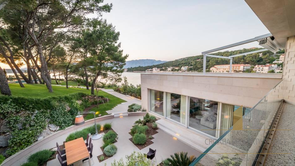 Villa di lusso con design premiato in prima linea sul mare - isola di Brač!