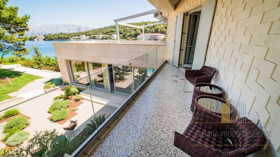 Villa di lusso con design premiato in prima linea sul mare - isola di Brač!