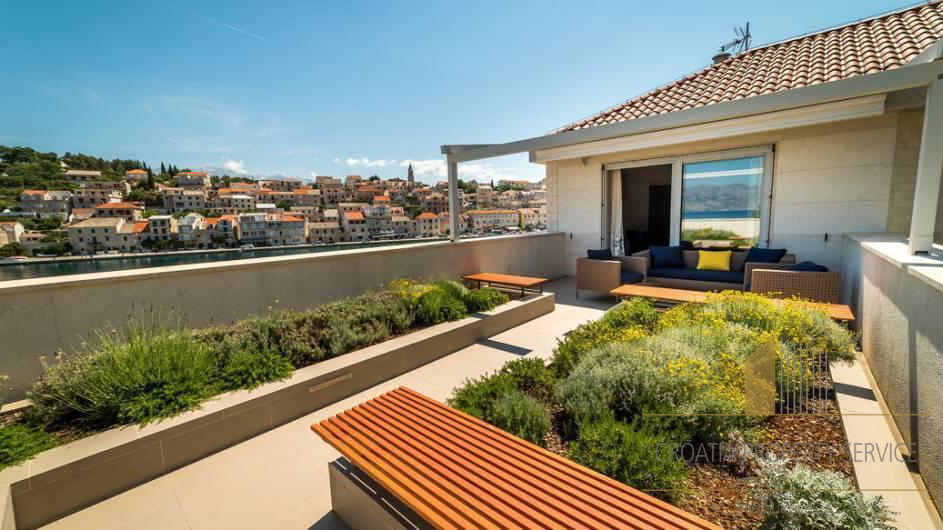 Villa di lusso con design premiato in prima linea sul mare - isola di Brač!