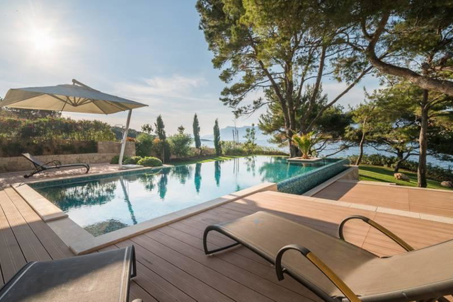 Luksuzna vila s nagrađivanim dizajnom u prvom redu do mora - otok Brač!