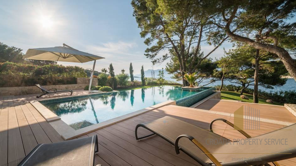 Villa di lusso con design premiato in prima linea sul mare - isola di Brač!