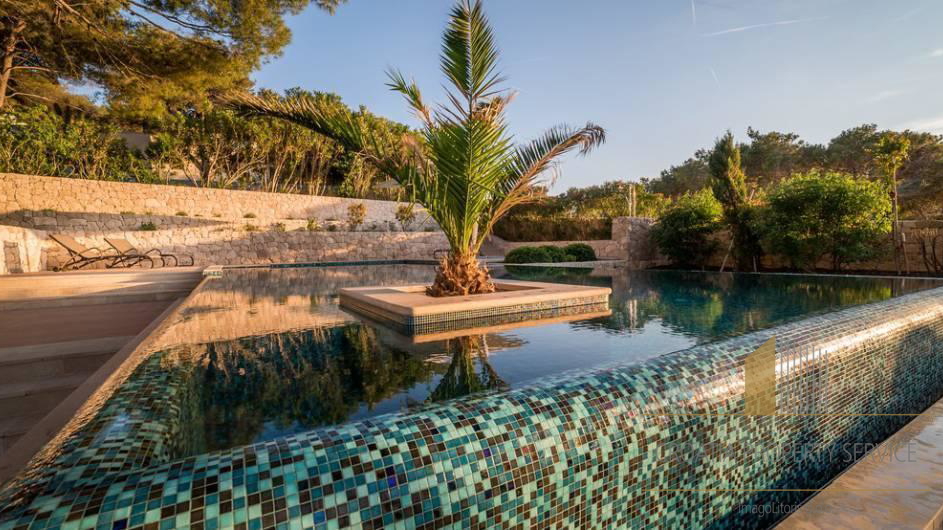 Villa di lusso con design premiato in prima linea sul mare - isola di Brač!