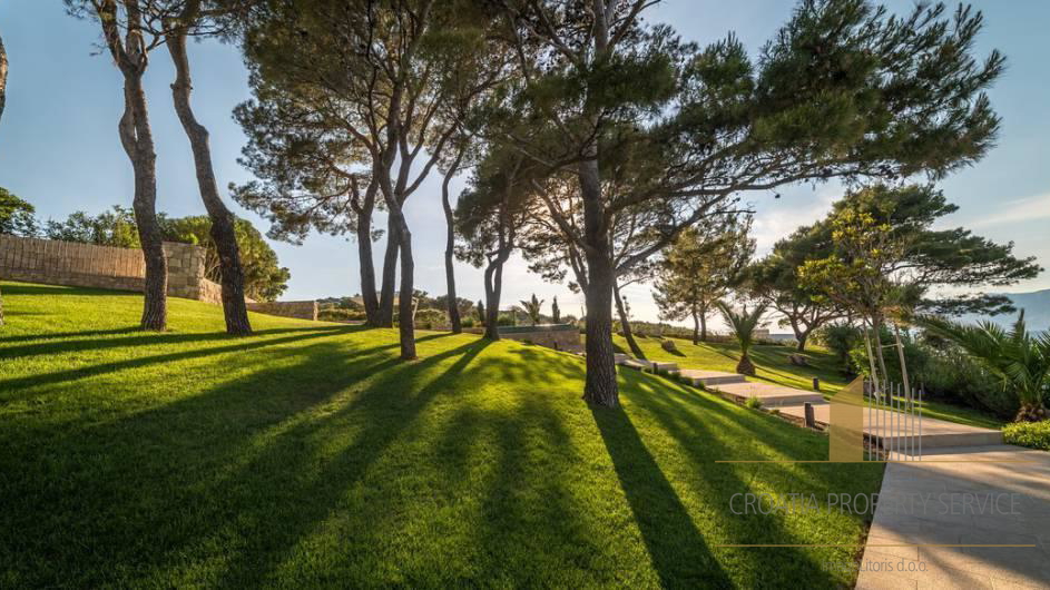 Villa di lusso con design premiato in prima linea sul mare - isola di Brač!