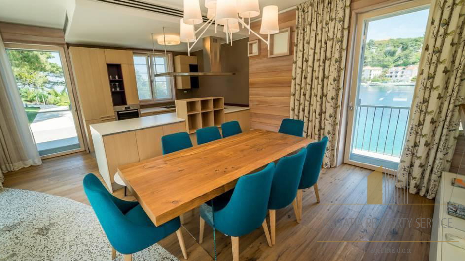 Villa di lusso con design premiato in prima linea sul mare - isola di Brač!