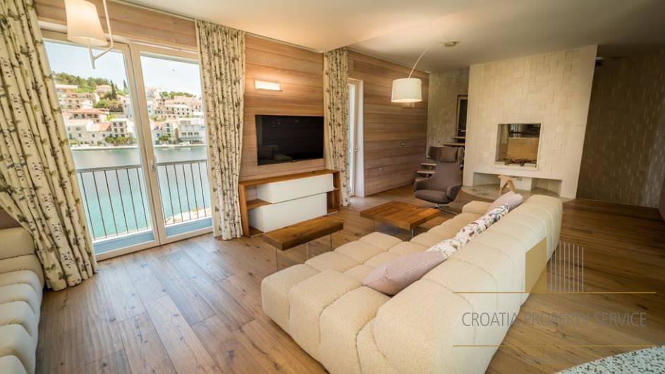 Villa di lusso con design premiato in prima linea sul mare - isola di Brač!