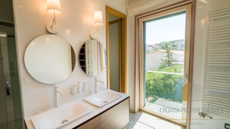 Villa di lusso con design premiato in prima linea sul mare - isola di Brač!