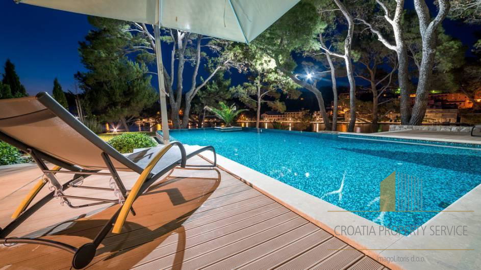 Villa di lusso con design premiato in prima linea sul mare - isola di Brač!