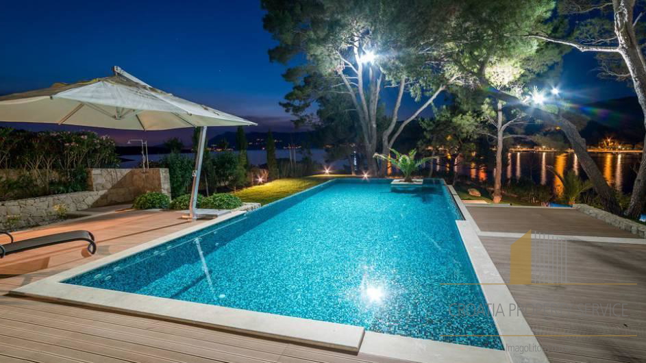 Villa di lusso con design premiato in prima linea sul mare - isola di Brač!