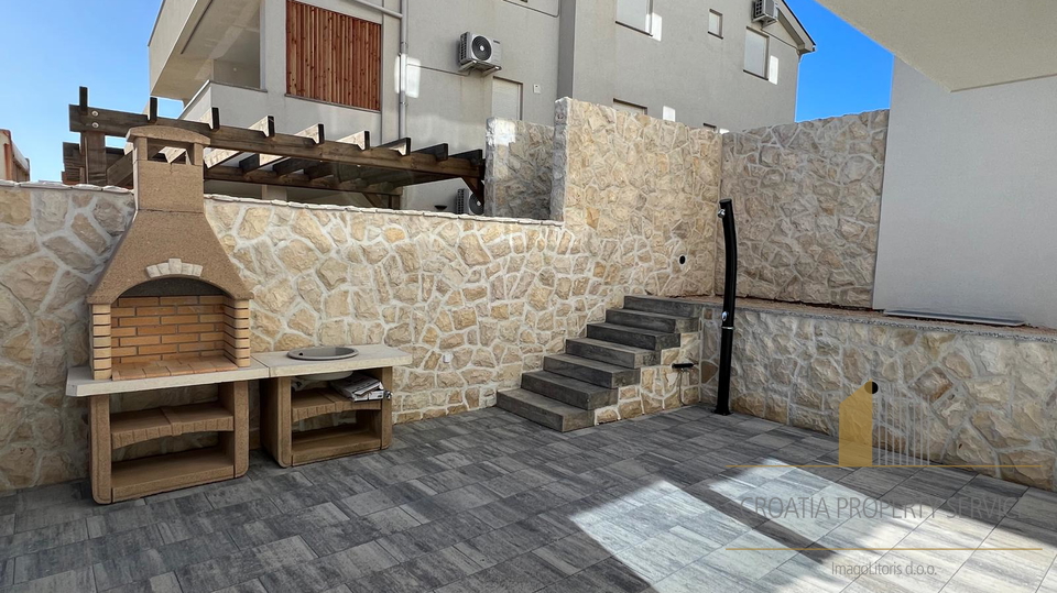 Apartment in a new building with a roof terrace and a view of the sea on the island of Pag!