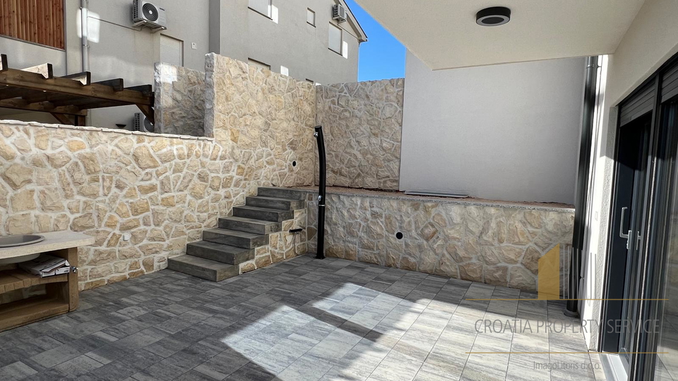 Apartment in a new building with a roof terrace and a view of the sea on the island of Pag!