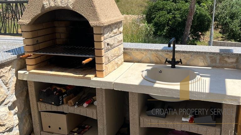 Apartment in a new building with a roof terrace and a view of the sea on the island of Pag!