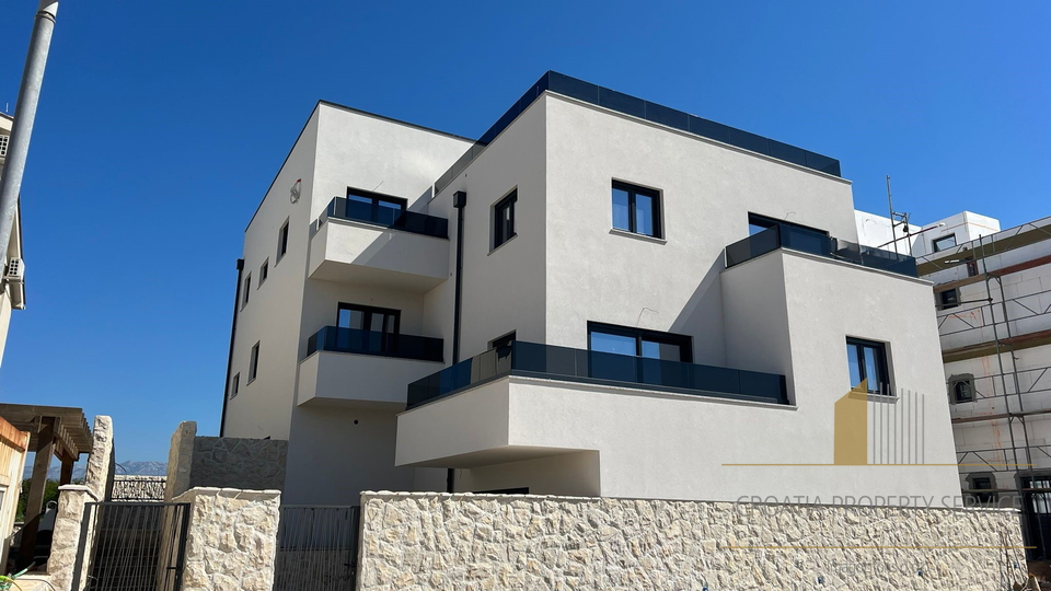 Apartment in a new building with a roof terrace and a view of the sea on the island of Pag!