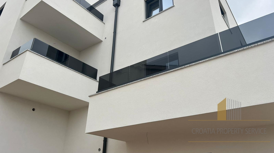 Apartment in a new building with a roof terrace and a view of the sea on the island of Pag!