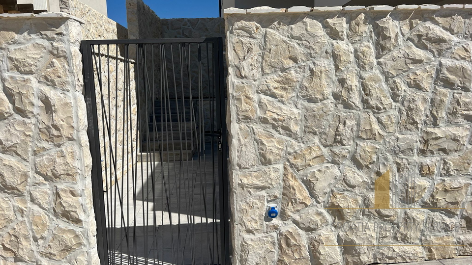 Apartment in a new building with a roof terrace and a view of the sea on the island of Pag!