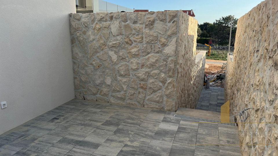 Apartment in a new building with a roof terrace and a view of the sea on the island of Pag!