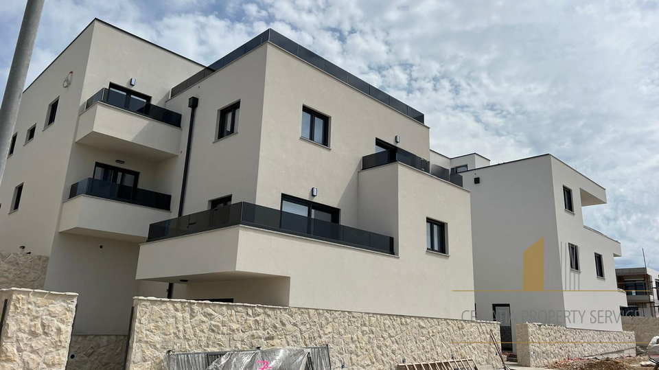 Apartment in a new building with a roof terrace and a view of the sea on the island of Pag!