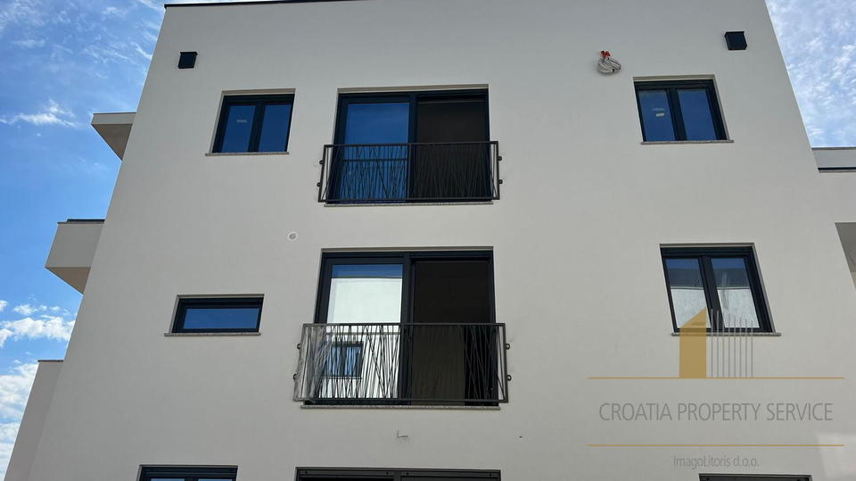 Apartment in a new building with a roof terrace and a view of the sea on the island of Pag!