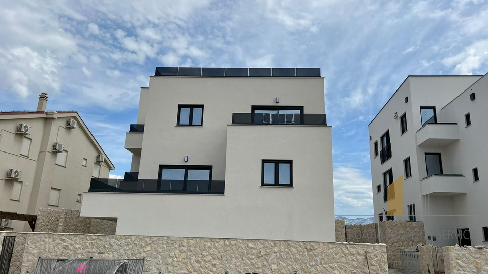 Apartment in a new building with a roof terrace and a view of the sea on the island of Pag!