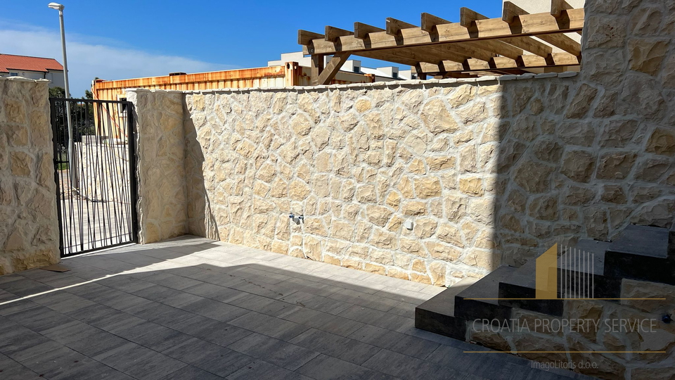 Apartment in a new building with a roof terrace and a view of the sea on the island of Pag!