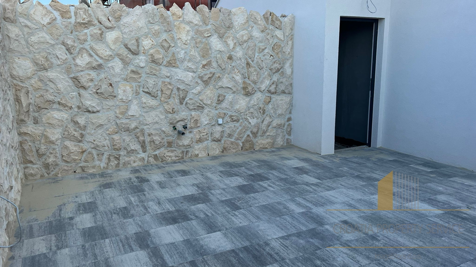 Apartment in a new building with a roof terrace and a view of the sea on the island of Pag!