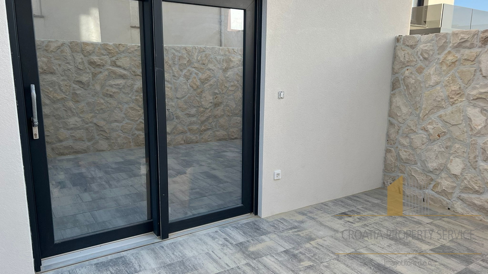 Apartment in a new building with a roof terrace and a view of the sea on the island of Pag!