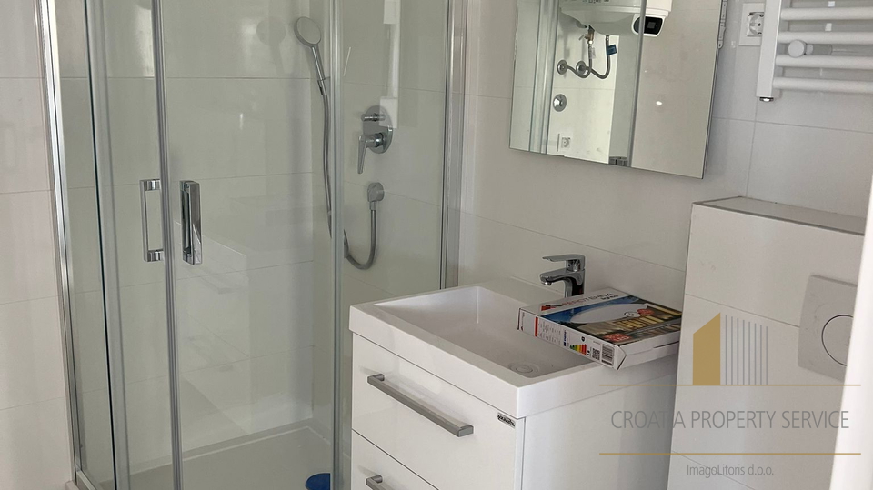 Apartment in a new building with a roof terrace and a view of the sea on the island of Pag!