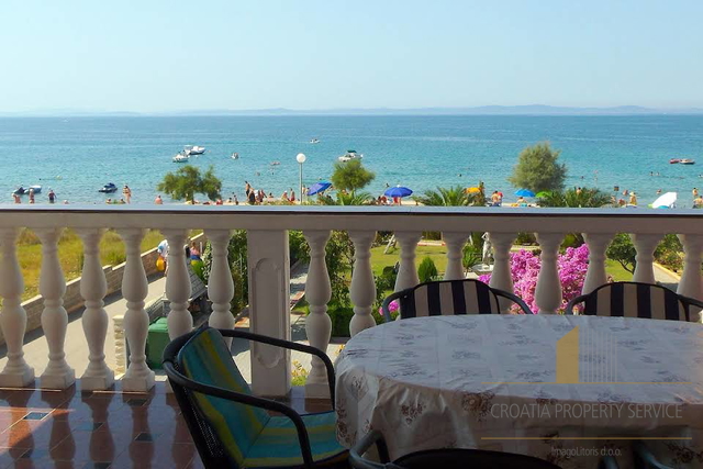Predivna apartmanska kuća uz plažu na otoku Viru!