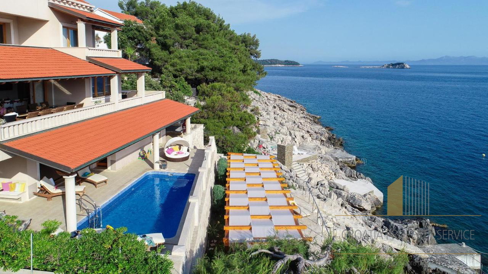 Eine außergewöhnliche Villa in exklusiver Lage, erste Reihe am Meer auf der Insel Korčula!