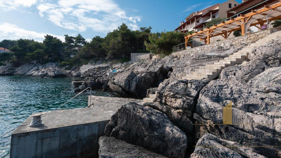 Eine außergewöhnliche Villa in exklusiver Lage, erste Reihe am Meer auf der Insel Korčula!